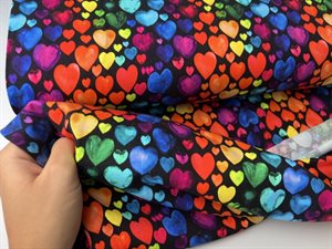 Bomuldsjersey - hjerter i regnbue farver på sort bund, gots